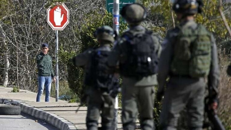 فتي فلسطيني يتصدى بمفرده لمجموعة من الجيش الإسرائيلي في الضفة الغربية/AFP